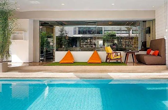 Journeyhub Sukhumvit 26 Hotel